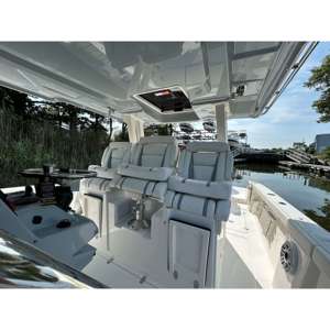 Bote Premium Pursuit S 358 2026 para Entusiastas de Deportes Acuáticos - Product Image 5