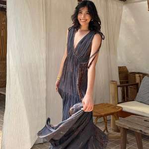 Robe maxi sans manches à col en V pour femmes, écologique, longueur au sol, taille naturelle, fluide, plissée, élégante, pour soirée, resort, fête - Product Image 3