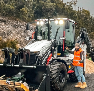 Chargeuse-pelleteuse Hidromek 102B Supra K4 | 100 CV Diesel Perkins |   Chargeur de 1,1 m³ et pelle rétrocaveuse de 0,18 m³ |   Machine de construction robuste - Product Image 1