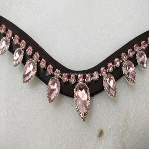 Bande de front de cheval en cuir noir personnalisé en forme de vague avec des cristaux décoratifs en or rose - Product Image 2