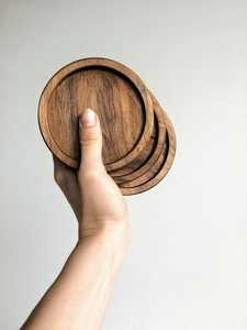 Posavasos redondos de madera de nogal al por mayor y juego de alfombrillas para tazas de té/café diseño bonito con protección de mesa amigable con la sublimación - Product Image 2