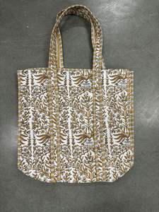 Sac fourre-tout en coton indien Kantha matelassé à imprimé floral grand sac décontracté tendance accessoire de mode personnalisé - Product Image 4
