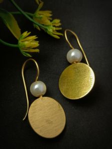 Pendientes de Disco Dorados con Detalle de Perla, Joyería Elegante para Mujer - Product Image 2