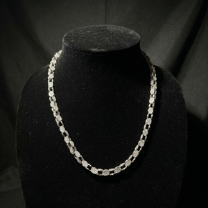 สร้อยคอแบบ Cuban Link ชุบทอง 6 มม. ประดับเพชร CZ เงินแท้ 925 พร้อมประดับเพชรซิคอนแบบ Claw Set - Product Image 3