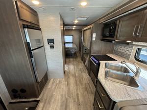 Camping-car d'occasion 2022 T-h-o-r F-r-e-e-d-o-m T-r-a-v-e-l-e-r A32, camping-car de croisière avec toit relevable, Euro 6, 4-6 personnes, une chambre, motorhome - Product Image 2