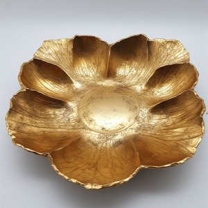 Serveur de fruits secs en aluminium de qualité supérieure avec design à trois feuilles et finition or polie Intérieurs de salle à manger décoratifs artisanaux - Product Image 1