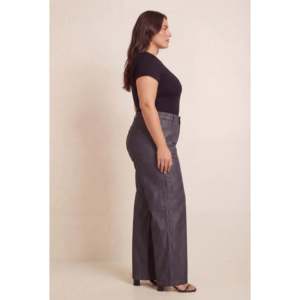 Pantalon en tissu pour femme grande taille avec taille élastique et aspect denim, noir - Product Image 4