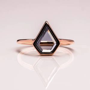 Bague en diamant Moissanite de style moderne en argent sterling avec lunette grise pour fiançailles de mariage ou cadeau - Product Image 2