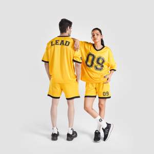 Ensemble de sport en polyester respirant jaune, taille XL Plus, comprenant un haut à manches courtes et un short imprimé, léger et uni. - Product Image 1