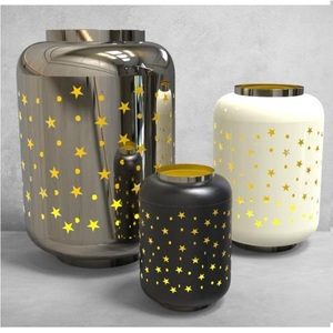 Vente en gros de bougeoirs décoratifs en acier inoxydable, lanterne à bougie noire et dorée de qualité supérieure pour la décoration de la maison. - Product Image 4