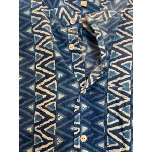 เสื้อแฟนหนุ่มรูปทรงเรขาคณิตสีครามองค์ประกอบแฟชั่นที่เรียบง่ายในผ้าชีฟอง - Product Image 3