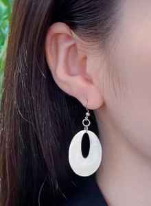 ต่างหูฮอร์นธรรมชาติทำด้วยมือน้ำหนักเบาและหรูหราอุปกรณ์เสริมที่ไม่ซ้ำใครเหมาะสำหรับแฟชั่นเป็นมิตรกับสิ่งแวดล้อมและของขวัญให้ - Product Image 3