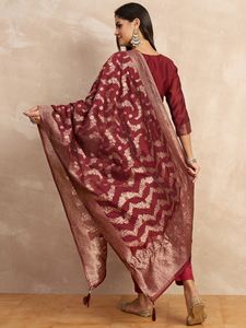 Elegante Conjunto de Kurti y Pantalón de Seda para Fiesta con Cuello con Bordado, Tela de Seda, Dupatta Jacquard Estampada y Pantalón con Encaje - Product Image 2