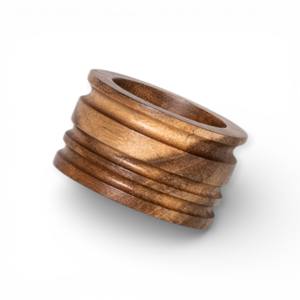 Anneau de serviette en bois artisanal avec un design côtelé superposé pour une mise en place de table rustique et élégante, unique - Product Image 1