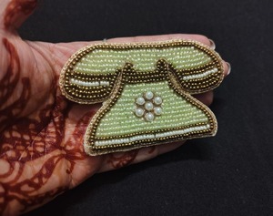 Broche brodée magnifique, faite à la main avec des perles, personnalisable, broche brodée avec des perles de rocaille, design par glowin fashion - Product Image 2