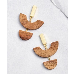 Boucles d'oreilles ethniques en bois pour un look traditionnel - Product Image 4
