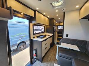 Autocaravana Diésel Clase C Usada, Económica, Modelo 2026 Tiffinn Motorhomes Open Trail 25AO, con Ducha, Interiores Espaciosos y Aire Acondicionado - Product Image 2