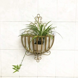 Jardinière murale en métal design noir pour une verdure élégante à l'intérieur et à l'extérieur, décoration moderne pour la maison, salon, balcon et patio - Product Image 4