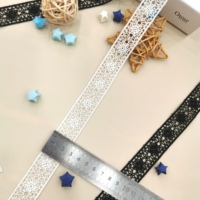 Vente en gros de dentelle à code-barres en polyester soluble dans l'eau 2.5cm de large tissu de dentelle brodée blanche pour vêtements