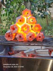 Origine du Vietnam Briquette de sciure de bois à haute teneur en carbone 95% carbone fixe - Product Image 4