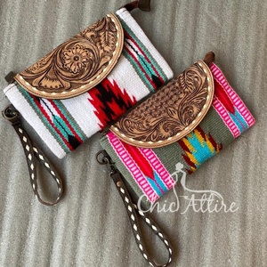 Pochette en cuir usiné aztèque faite à la main élégante femmes couverture de selle portefeuilles en cuir pochette de bracelet en cuir usiné de haute qualité - Product Image 1