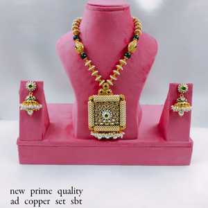 ENSEMBLE DE BIJOUX INDIENS TRADITIONNELS ET À LA MODE EN CUIVRE ENSEMBLE DE BIJOUX DE MARIAGE POUR FEMMES BOUCLES D'OREILLES ET COLLIER - Product Image 1