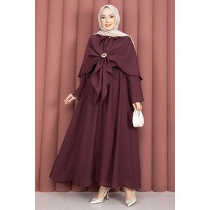 ชุดฮิญาบแบบสามชิ้นผ้าชีฟองสีพลัม พร้อมเข็มกลัดตกแต่งสุดหรูที่ด้านบน - Product Image 1