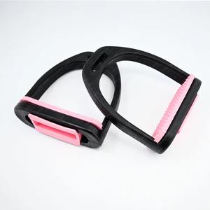 Estribos de plástico ergonómicos para montar a caballo estables y seguros construidos para comodidad y pantalones de control - Product Image 4