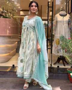 Tendance fantaisie indienne traditionnelle dernière tenue de créateur pantalon Kurti en coton de qualité supérieure avec Dupatta avec travail manuel au tarif de gros - Product Image 2