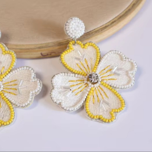 Boucles d'oreilles pendantes classiques en broderie de perles faites à la main pour femmes et filles, bijoux de mode en provenance d'Inde pour les tenues de soirée - Product Image 1