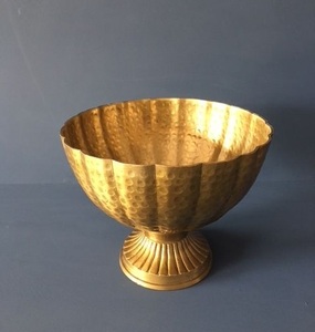 Cuenco de servicio con pedestal de latón tradicional con acabado dorado y borde festoneado para centro de mesa - Product Image 2