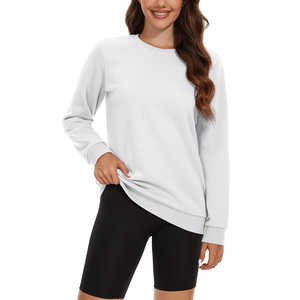 Sudadera de cuello redondo de marca personalizada para mujer, técnica de lavado ácido, logotipo frontal cálido y acogedor, descuentos por pedidos a granel disponibles para el invierno - Product Image 2