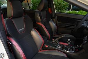 Voiture de sport édition limitée 2023 avec sièges en cuir, transmission automatique, caméra arrière 360°, toit ouvrant panoramique, moteur haute puissance - Product Image 3