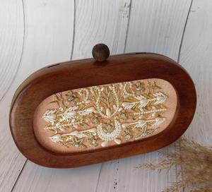 Bolso de mano de madera con bordado hecho a mano de diseño para mujer, bolso de boda de LUXURY CRAFTS - Product Image 2