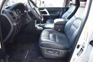 Toyota Land Cruiser 4DR SUV AWD 8L con transmisión automática, precio económico, año 2018 - Product Image 5