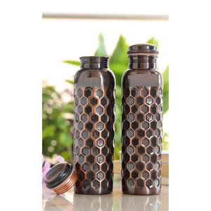 Bouteille en cuivre antique martelée sans joint avec ayurvédique a bénéficié d'une bouteille 100% pure et étanche ou d'une utilisation quotidienne - Product Image 2