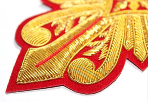 Badge 3D brodé à la main avec applique en fil d'or sur toile de velours rouge, qualité supérieure - Product Image 2