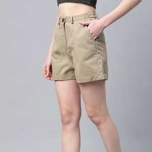 Pantalones cortos de mezclilla negros con un corte ajustado con botones-Pantalones cortos de mezclilla con un estilo retro Pantalones cortos de mezclilla lavados con dobladillo con puños - Product Image 2