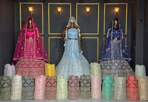 Lehenga choli กำมะหยี่หรูหราสำหรับเจ้าสาวที่มีสไตล์รอยัลราจวาด้าเปลวไฟขนาดใหญ่หลาย kali Patch ทำงานคู่ dupatta สำหรับราคาที่ดีที่สุด - Product Image 4