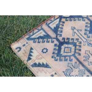 Tapis de 2,5 x 6,6 pieds, tapis turc vintage, tapis oriental en laine bleu et blanc - Product Image 5