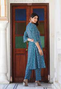Conjunto de Kurta Anarkali de Rayón con Estampado Floral Azul para Mujer con Cuello Mao y Mangas Acampanadas, Combinado con Pantalón y Dupatta a Juego - Product Image 2