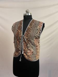 Chaqueta Acolchada Vintage Kantha, Chaqueta Chaleco Algodón Artesanal. Chaleco de mujer estilo hippie de frente abierto. # KanthaFashion - Product Image 3