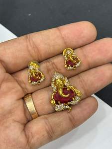CZ Mat Finition Ganpati Pendentif Ensembles Pendentif Sans Chaîne Idéal Pour Les Occasions Festives Ensemble De Bijoux Spirituels Charme Avec Boucles D'oreilles - Product Image 2