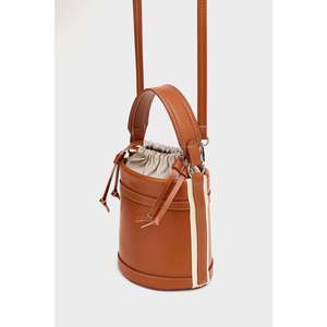 Bolso Tipo Cubo Casual Ecológico de Cuero Vegano Voler con Costuras en Contraste - Elegante Bolso de Hombro para Mujer, Versátil para Uso Diario - Product Image 1