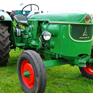 Tractor agrícola Deutz Fahr con estructura reforzada de larga vida útil y fácil mantenimiento para trabajos de campo - Product Image 5