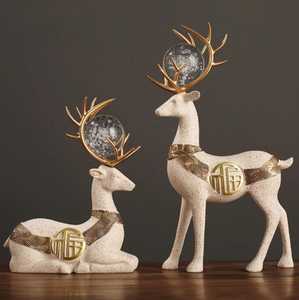 Ensemble de deux sculptures de cerf beige et cristal |   Statues de cerfs pour la décoration de maisons de luxe, élégante paire de rennes beige avec accents de cristal - Product Image 1