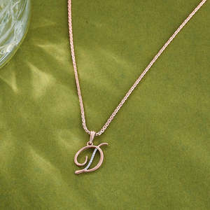 Collier avec pendentif lettre D en diamant - Product Image 1