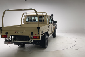 (W&T) Camioneta Toyota Land Cruiser 4x4 2.8L Turbo Diésel 2025 Usada con Techo Metálico y Portaequipajes, Volante a la Derecha - Product Image 4