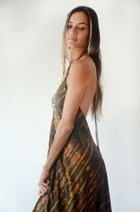 Une robe d'été polyvalente, essentielle pour la plage, les vacances et le quotidien décontracté Rayon Tie Dye V Neck, Backless Long Maxi Dress - Product Image 5