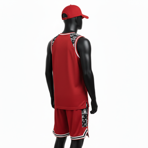Ensemble short de basketball pour homme, tissu en maille polyester respirant 180 GSM, design à panneaux contrastés rouges, logo sublimé. - Product Image 5